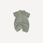 Cette combinaison pyjama bébé garçon vert, douce et apaisante, accompagne les nuits avec confort et naturel, fidèle à l’univers délicat de Bellemoon.
