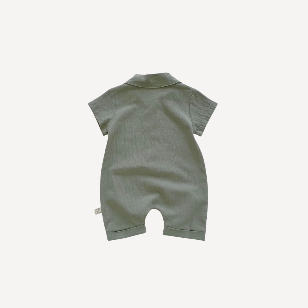 Cette combinaison pyjama bébé garçon vert, douce et pratique, sans ouverture à l’arrière, accompagne les nuits avec confort et sérénité, fidèle à l’univers Bellemoon.