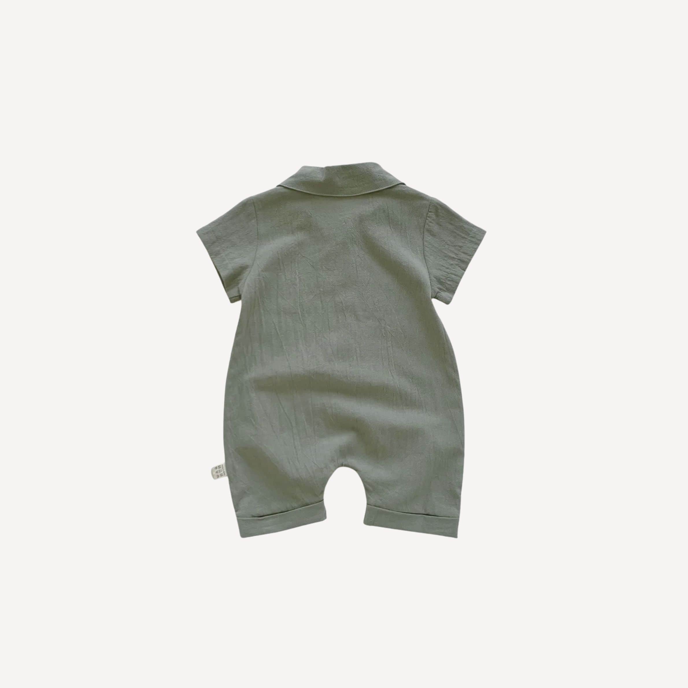 Cette combinaison pyjama bébé garçon vert, douce et pratique, sans ouverture à l’arrière, accompagne les nuits avec confort et sérénité, fidèle à l’univers Bellemoon.