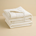 Couette d’été légère pour bébé Bellemoon, en coton respirant, posée sur un lit d’enfant dans une chambre douce et lumineuse.