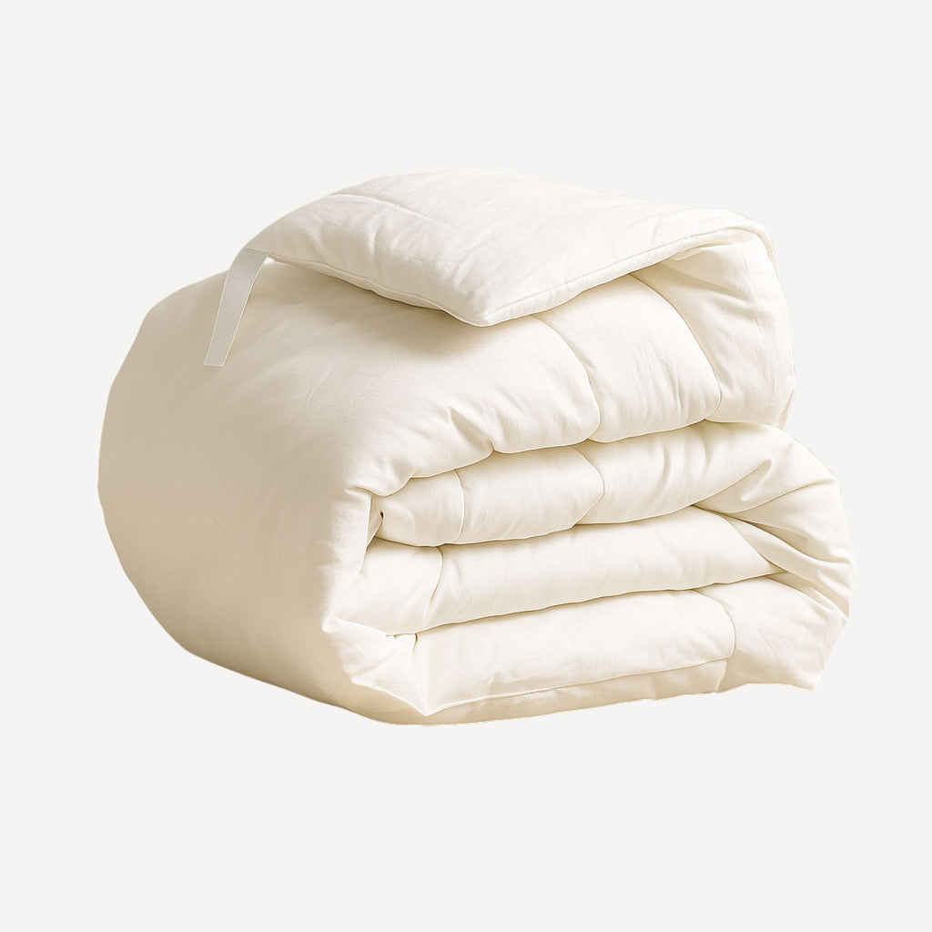 Couette bébé mi-saison Bellemoon, légère et douce, adaptée aux nuits de printemps et d’automne. Présentée sur fond blanc 
