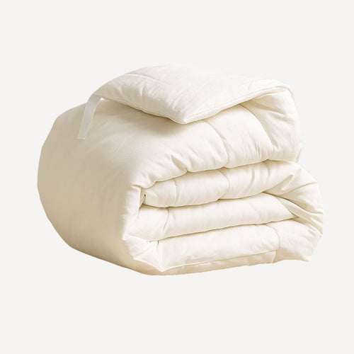 Couette bébé mi-saison Bellemoon, légère et douce, adaptée aux nuits de printemps et d’automne. Présentée sur fond blanc 
