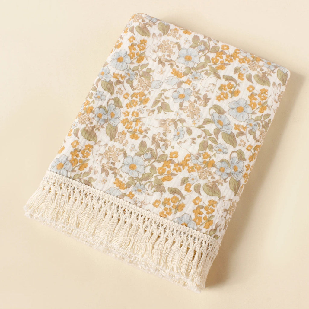 Couette légère pour bébé, sublimée par un motif fleurs inspiré de la nature, pour créer un cocon de sérénité.