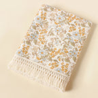 Couette légère pour bébé, sublimée par un motif fleurs inspiré de la nature, pour créer un cocon de sérénité.