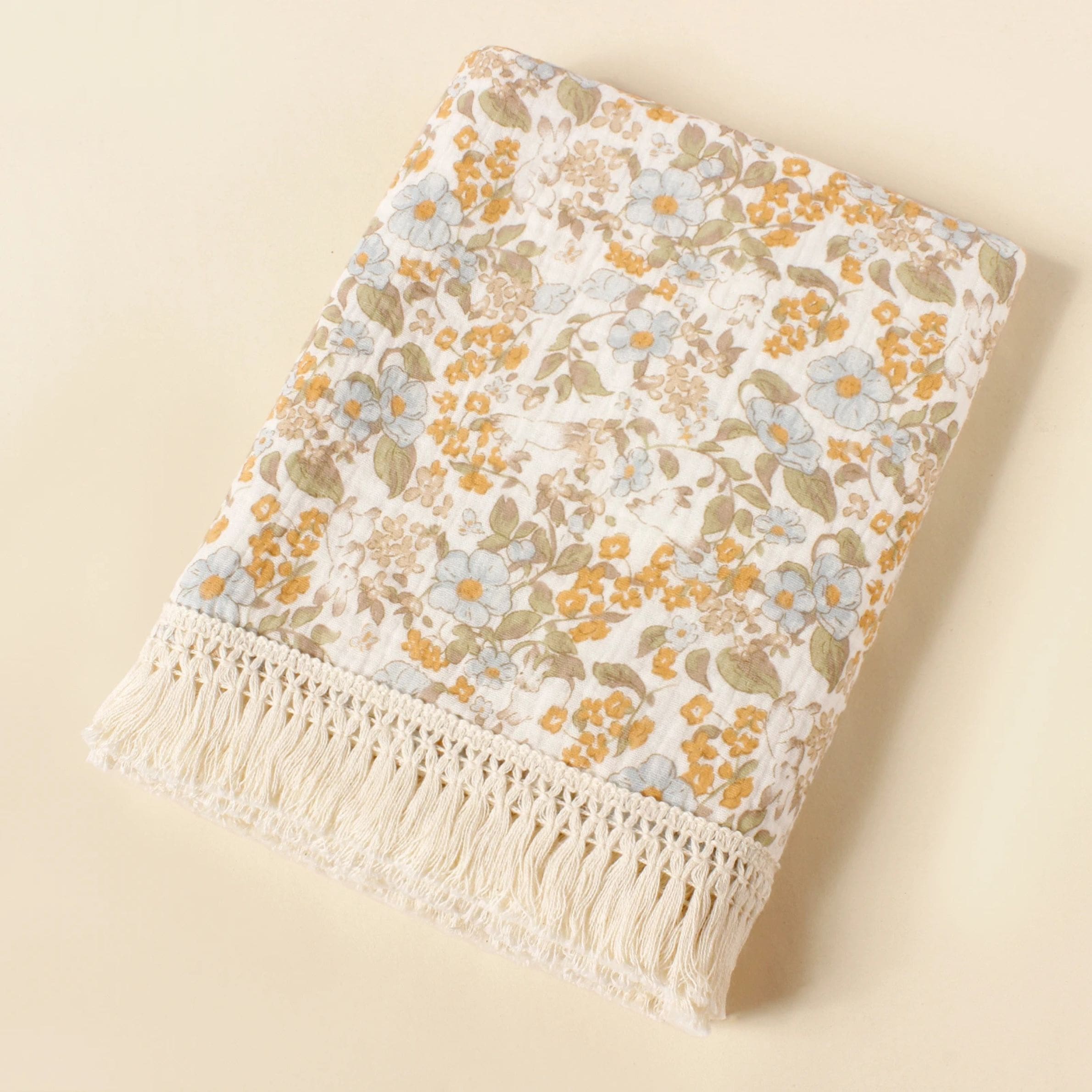 Couette légère pour bébé, sublimée par un motif fleurs inspiré de la nature, pour créer un cocon de sérénité.