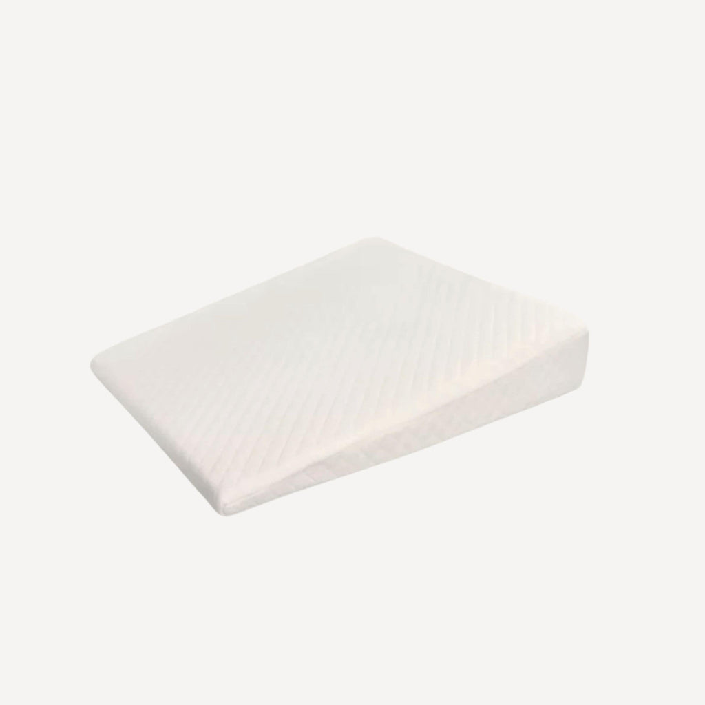 Notre coussin anti-reflux pour bébé est pensé pour offrir une inclinaison douce et un confort optimal après les repas, dans le respect du bien-être et de l’élégance chère à Bellemoon.