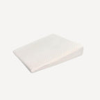 Notre coussin anti-reflux pour bébé est pensé pour offrir une inclinaison douce et un confort optimal après les repas, dans le respect du bien-être et de l’élégance chère à Bellemoon.