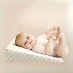 Grâce à son inclinaison douce, notre coussin anti-reflux bébé favorise le confort après les repas, dans l’univers apaisant et soigné de Bellemoon.