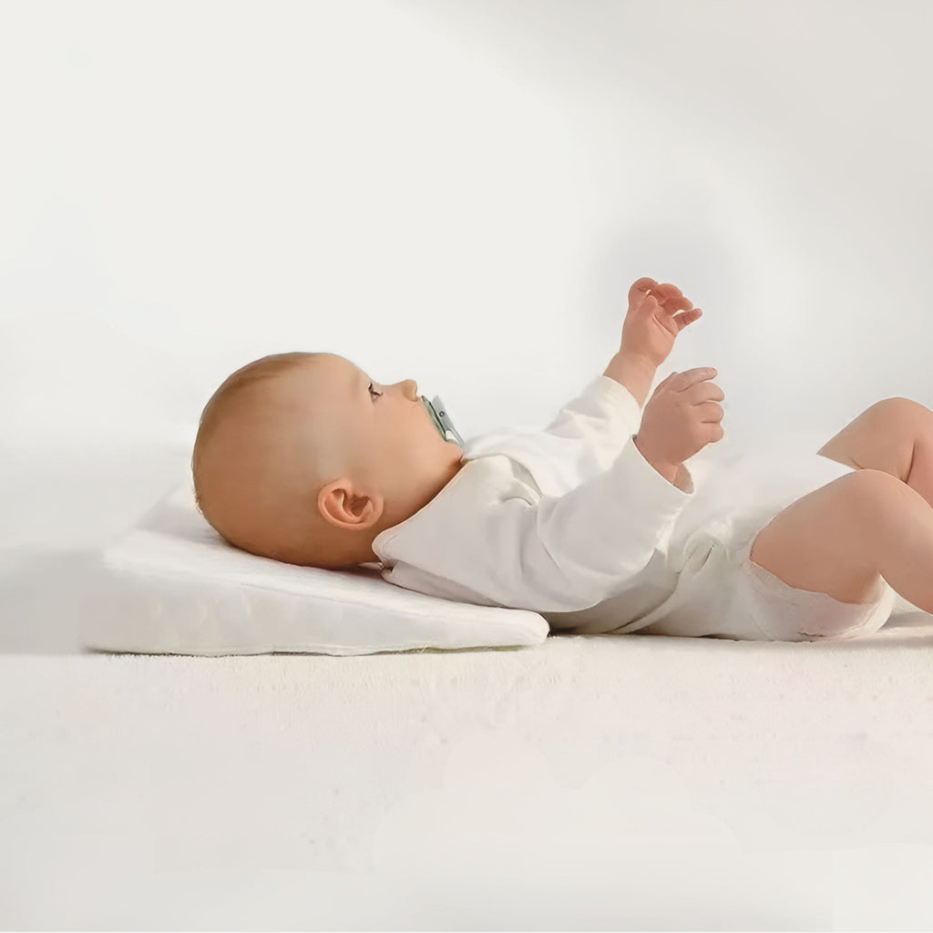 Idéal pour la sieste, notre coussin anti-reflux bébé assure un repos apaisé grâce à son inclinaison douce, fidèle au confort signé Bellemoon.