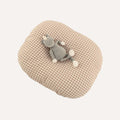 Notre coussin de sieste pour bébé, dans une teinte marron douce et chaleureuse, offre un confort apaisant pour les moments de repos, fidèle à l’univers naturel de Bellemoon.