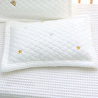 Dans son berceau, notre coussin de sommeil pour bébé crée un cocon rassurant et élégant, fidèle à l’univers tendre de Bellemoon.