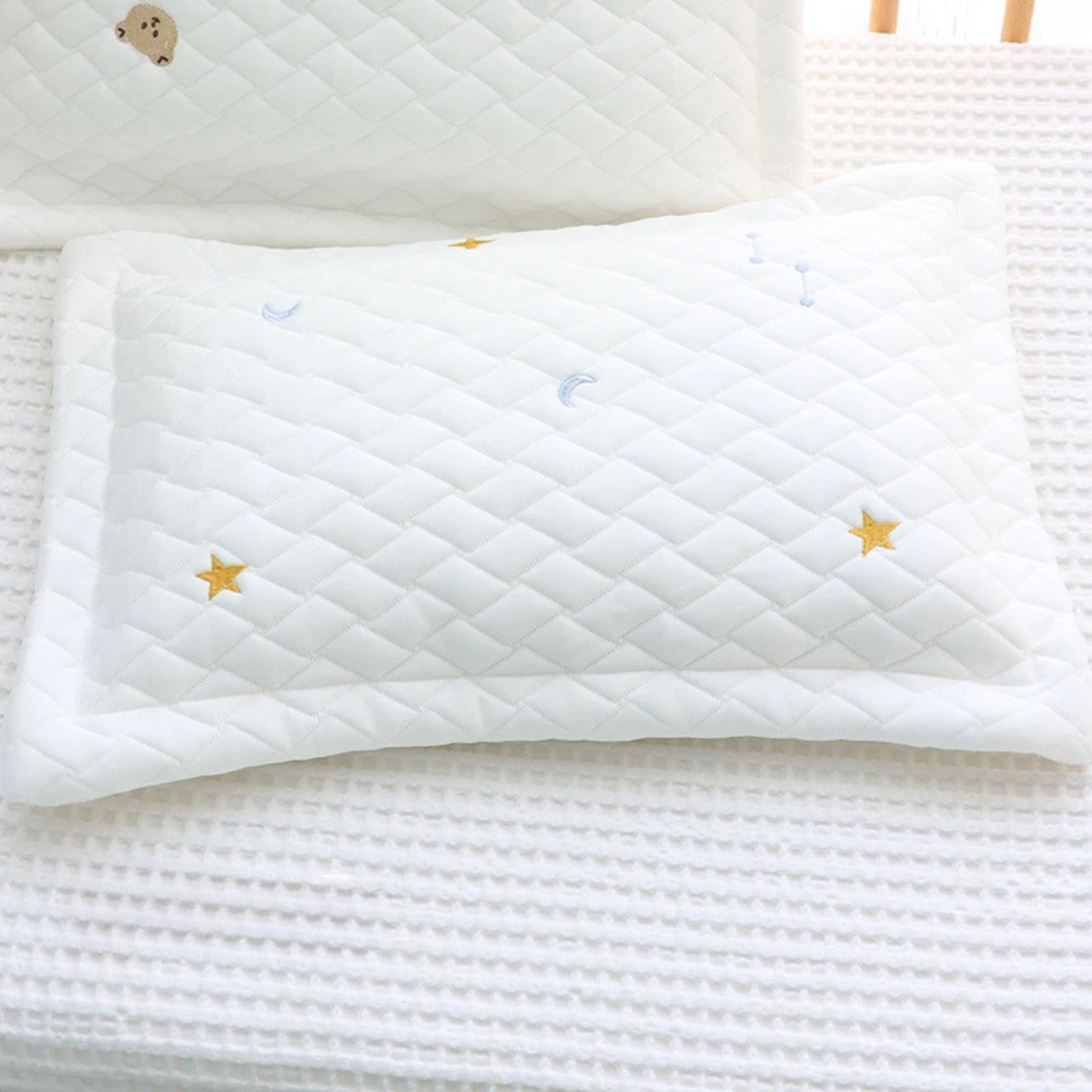 Dans son berceau, notre coussin de sommeil pour bébé crée un cocon rassurant et élégant, fidèle à l’univers tendre de Bellemoon.