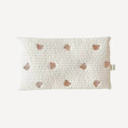 Notre coussin de tête pour bébé allie maintien doux et confort optimal, dans l’élégance naturelle de l’univers Bellemoon.