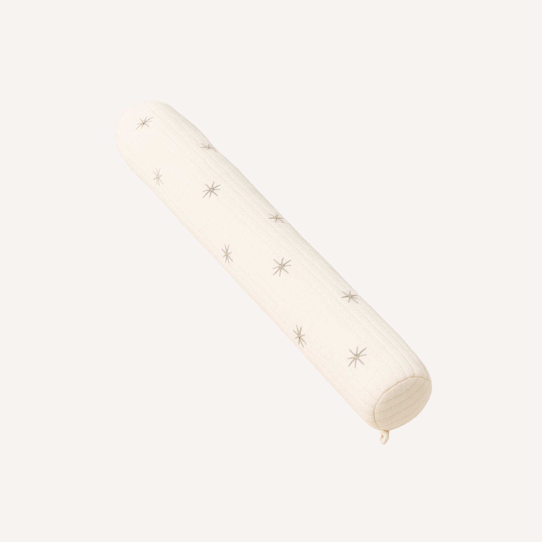 Notre coussin pour tour de lit bébé allie douceur et sécurité, créant un cocon apaisant et élégant autour de votre tout-petit, fidèle à l’univers Bellemoon.