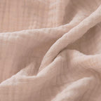 Couverture pour bébé en gaze de coton, dans un coloris rose poudré, ultra douce et respirante pour accompagner chaque saison.
