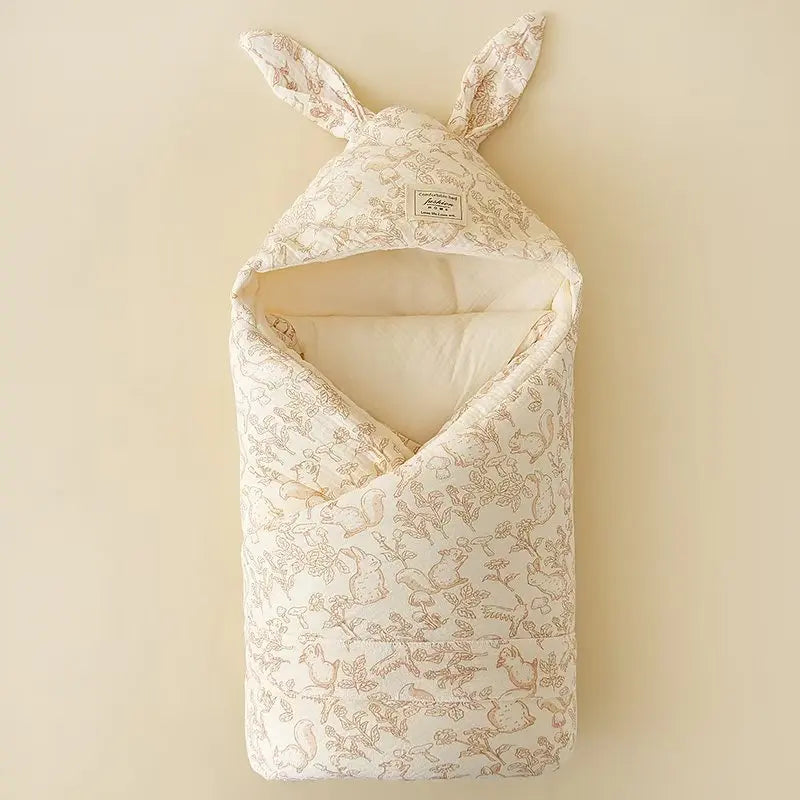 Couverture à capuche bébé ou couverture d'emmaillotage motif de faune, écru et marron clair avec oreille de lapin