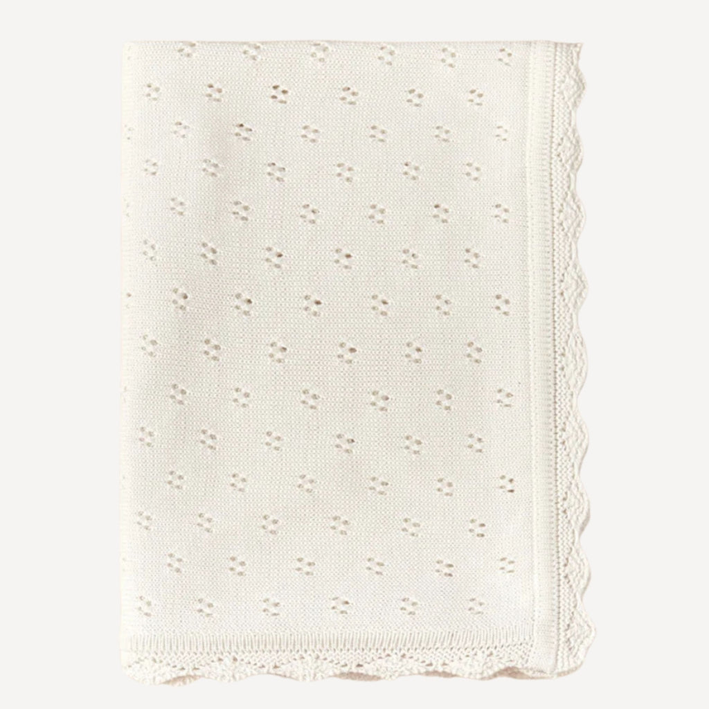 Pliée avec soin, notre couverture en tricot pour bébé blanche révèle l’élégance de sa maille délicate et la douceur de son toucher, fidèle à l’univers tendre et raffiné de Bellemoon