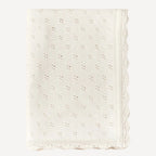 Pliée avec soin, notre couverture en tricot pour bébé blanche révèle l’élégance de sa maille délicate et la douceur de son toucher, fidèle à l’univers tendre et raffiné de Bellemoon