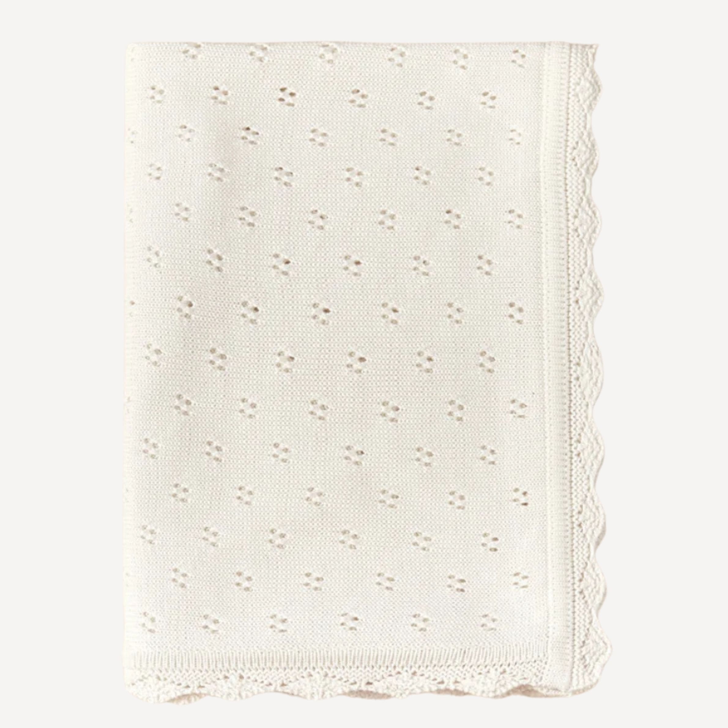 Pliée avec soin, notre couverture en tricot pour bébé blanche révèle l’élégance de sa maille délicate et la douceur de son toucher, fidèle à l’univers tendre et raffiné de Bellemoon