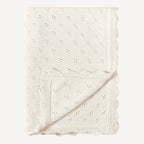 L’intérieur de notre couverture en tricot pour bébé blanche est tout aussi doux et confortable que son extérieur, pensé pour offrir à votre tout-petit un cocon de chaleur et de sérénité, dans l’univers apaisant de Bellemoon