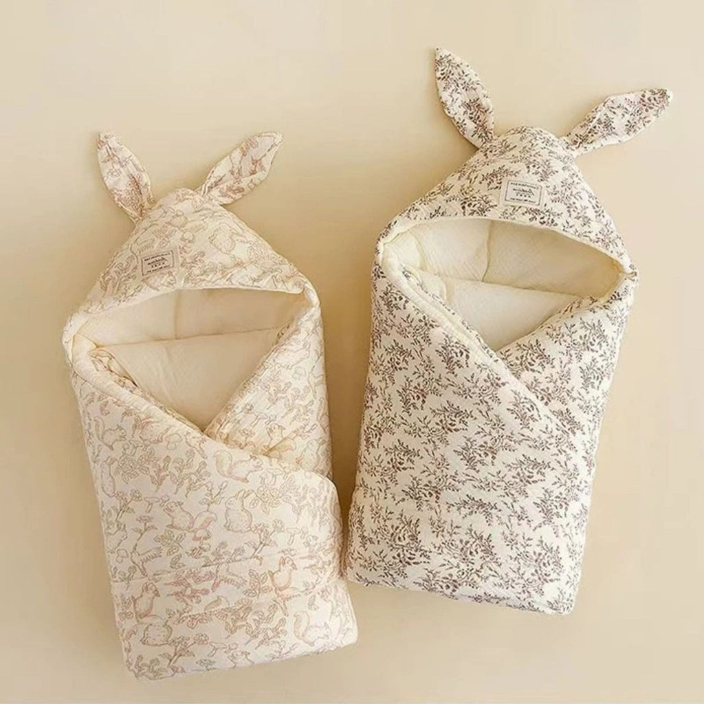Deux couvertures a capuche pour bebe montagne de la chaudes, une motif de faune et l'autres de flores