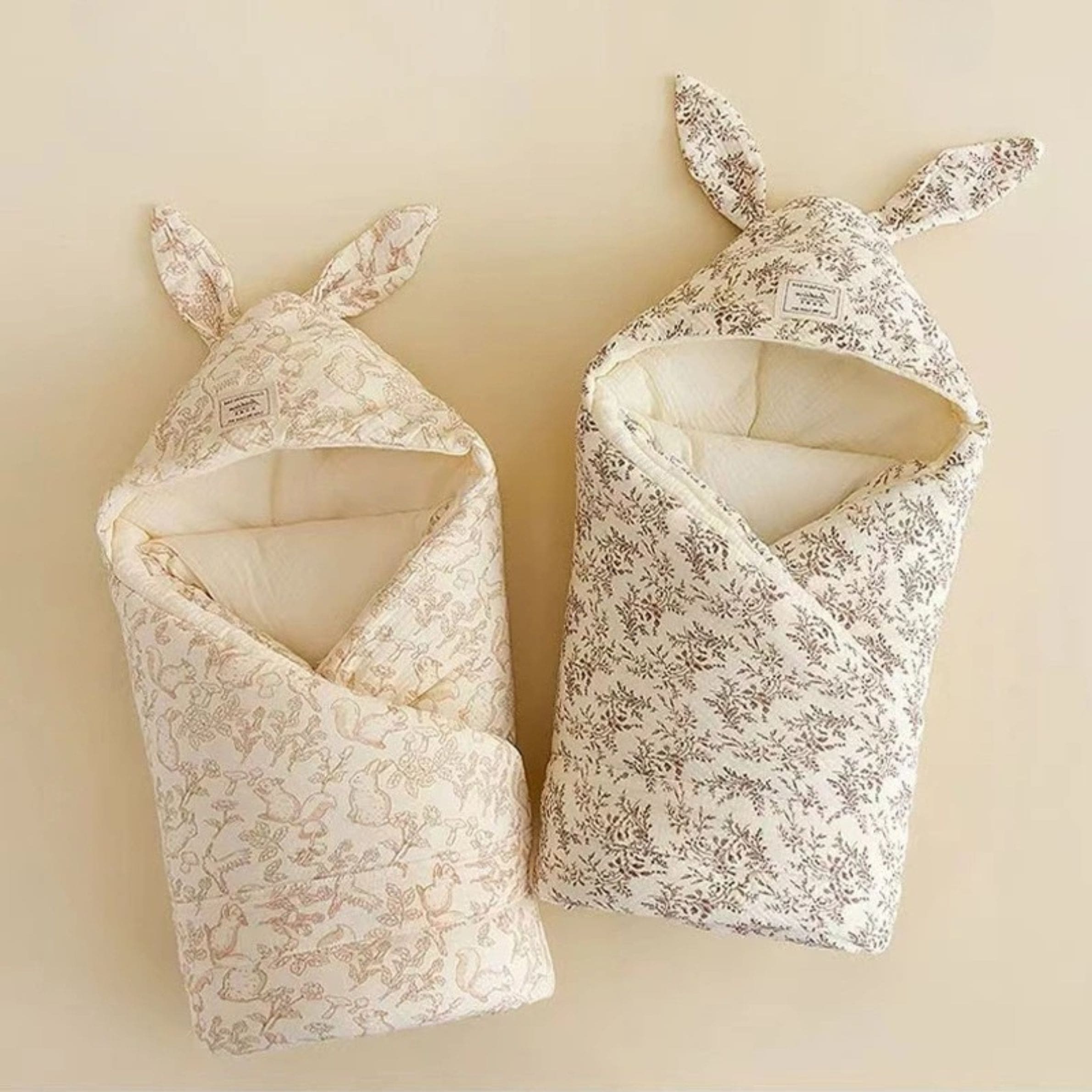 Deux couvertures a capuche pour bebe montagne de la chaudes, une motif de faune et l'autres de flores