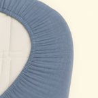 Ce drap housse bébé bleu ovale, délicat et parfaitement adapté, épouse les formes du matelas avec douceur, fidèle à l’univers tendre de Bellemoon.