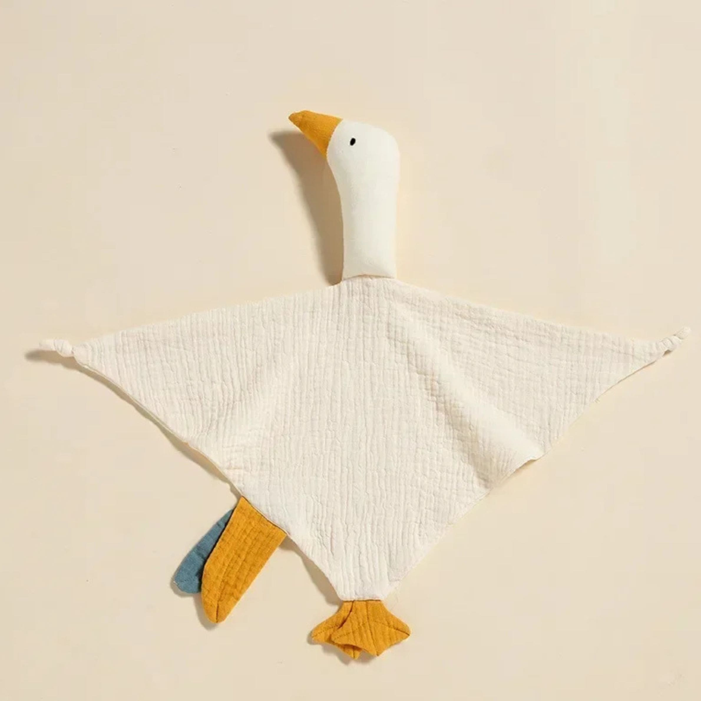 Dans sa teinte écru apaisante, le doudou bébé en gaze de coton Bellemoon enveloppe les tout-petits d’une douceur naturelle et réconfortante.