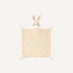 Avec sa teinte beige apaisante, le doudou plat bébé Bellemoon devient le compagnon de douceur des tout-petits dès la naissance.
