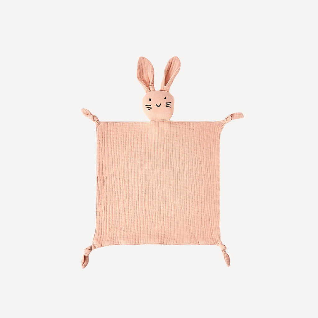 Le doudou plat bébé rose Bellemoon enveloppe chaque câlin de tendresse et accompagne les premiers rêves avec douceur.