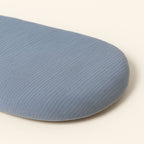 Ce drap housse bébé bleu ovale, délicat et parfaitement adapté, épouse les formes du matelas avec douceur, fidèle à l’univers tendre de Bellemoon.