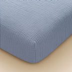 Ce drap housse bébé bleu rectangle, doux et parfaitement ajusté, habille le matelas avec délicatesse pour des nuits paisibles, fidèle à l’univers apaisant de Bellemoon.