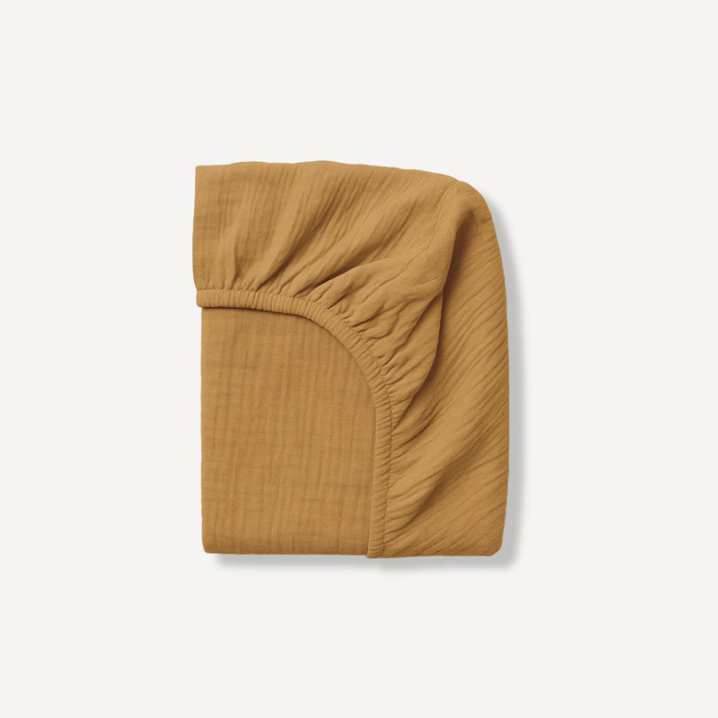 Ce drap housse bébé cannelle, chaleureux et enveloppant, apporte une touche naturelle et rassurante au lit de bébé, fidèle à l’univers doux de Bellemoon.