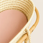 Ce drap housse bébé pour panier, tout en douceur et parfaitement adapté, transforme le couffin en un cocon rassurant, fidèle à l’univers tendre de Bellemoon.