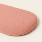 Ce drap housse bébé rose ovale, délicat et parfaitement adapté, épouse les formes du matelas avec douceur, fidèle à l’univers tendre de Bellemoon.