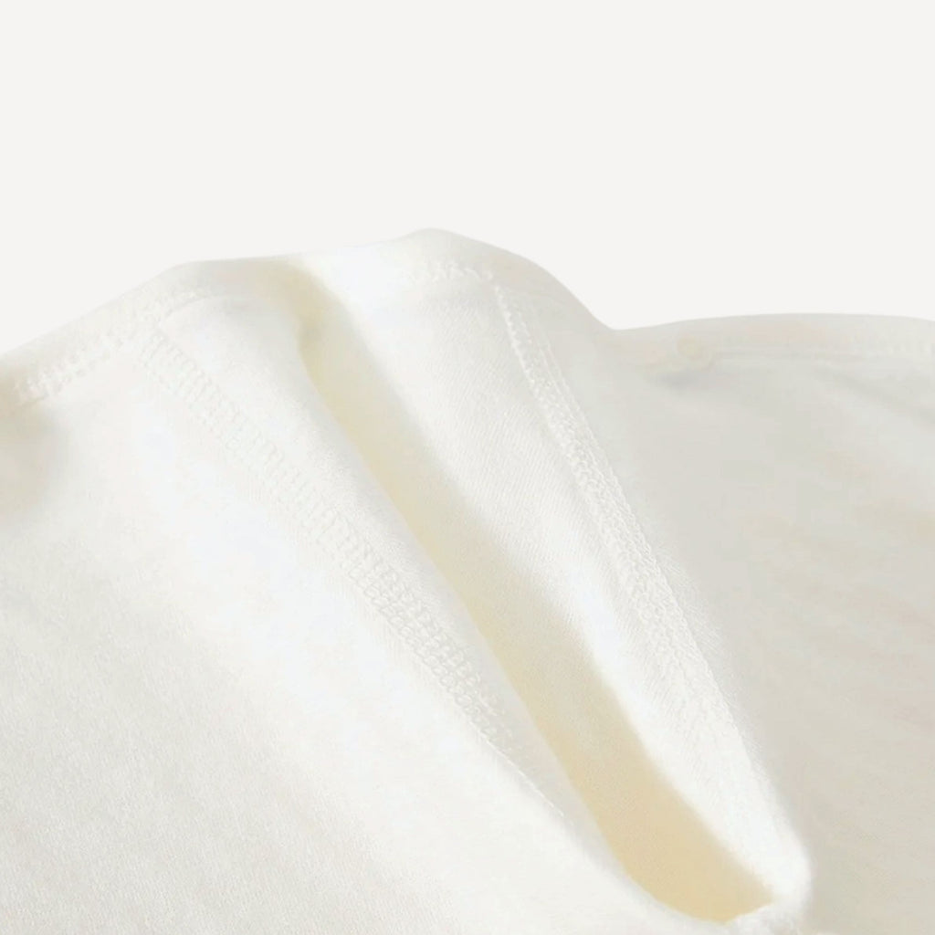 L’intérieur de notre pyjama kimono bébé dévoile une finition douce et soignée, pensée pour envelopper bébé de confort, fidèle à l’univers délicat de Bellemoon.