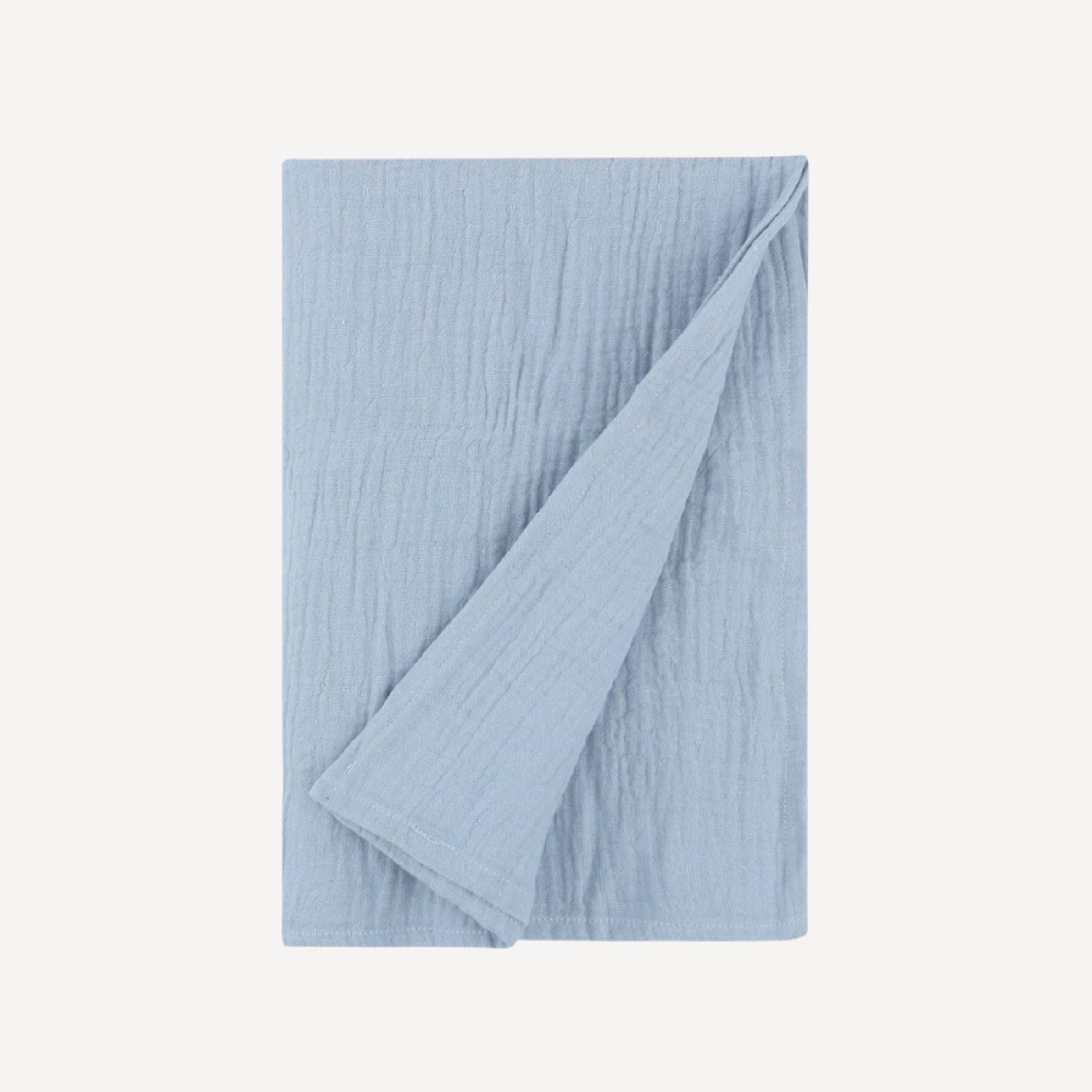 Notre lange pour emmailloter bébé, dans un bleu doux et apaisant, entoure votre tout-petit d’une fraîcheur délicate et d’un confort naturel, fidèle à l’univers tendre et raffiné de Bellemoon.