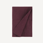 otre lange pour emmailloter bébé, dans une teinte bordeaux profonde et chaleureuse, apporte une touche d’élégance audacieuse tout en douceur, fidèle à l’univers raffiné de Bellemoon.