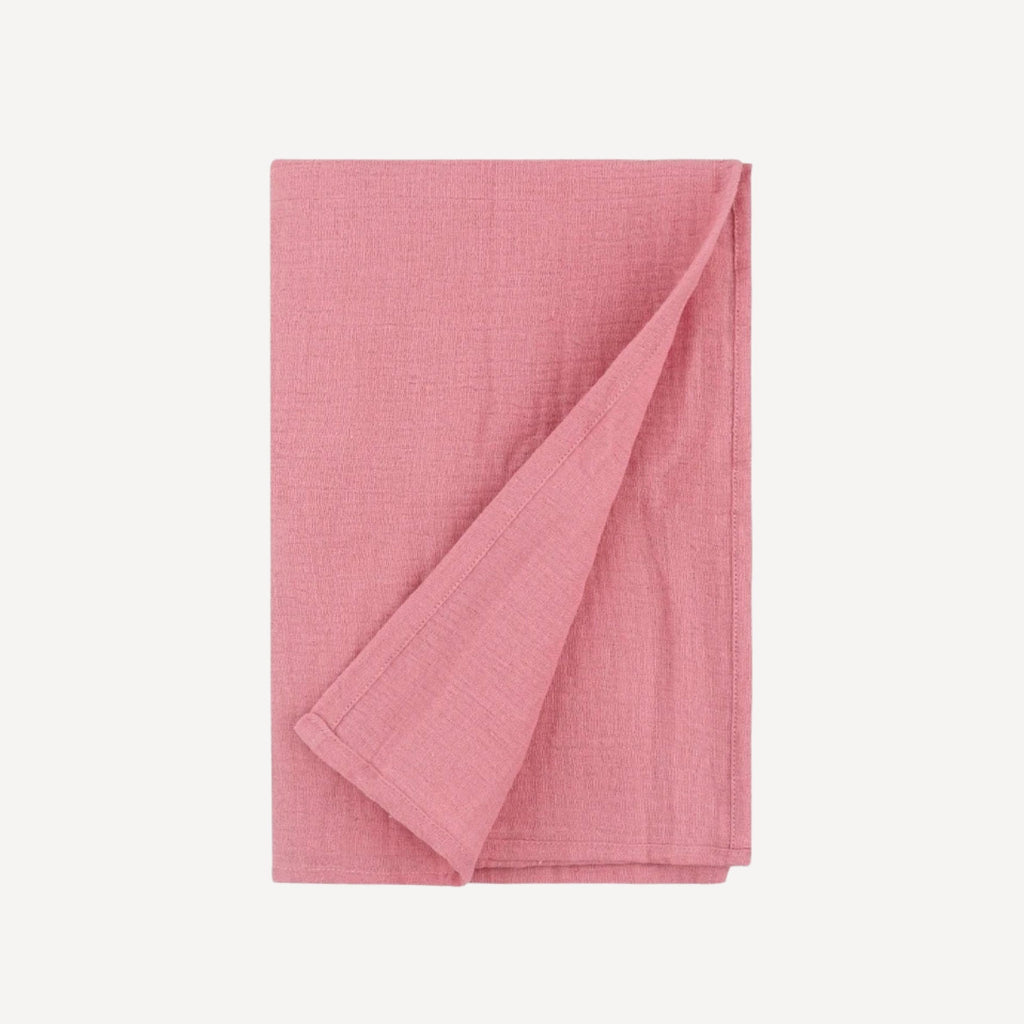 Notre lange pour emmailloter bébé, dans un rose tendre et délicat, enveloppe votre tout-petit de douceur et de poésie, fidèle à l’univers apaisant et raffiné de Bellemoon.