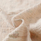 Les détails intérieurs de notre lange pour emmailloter bébé révèlent un tissu doux, léger et respirant, pensé pour respecter la peau délicate de bébé et offrir un confort absolu, signature de l’univers soigné et tendre de Bellemoon.