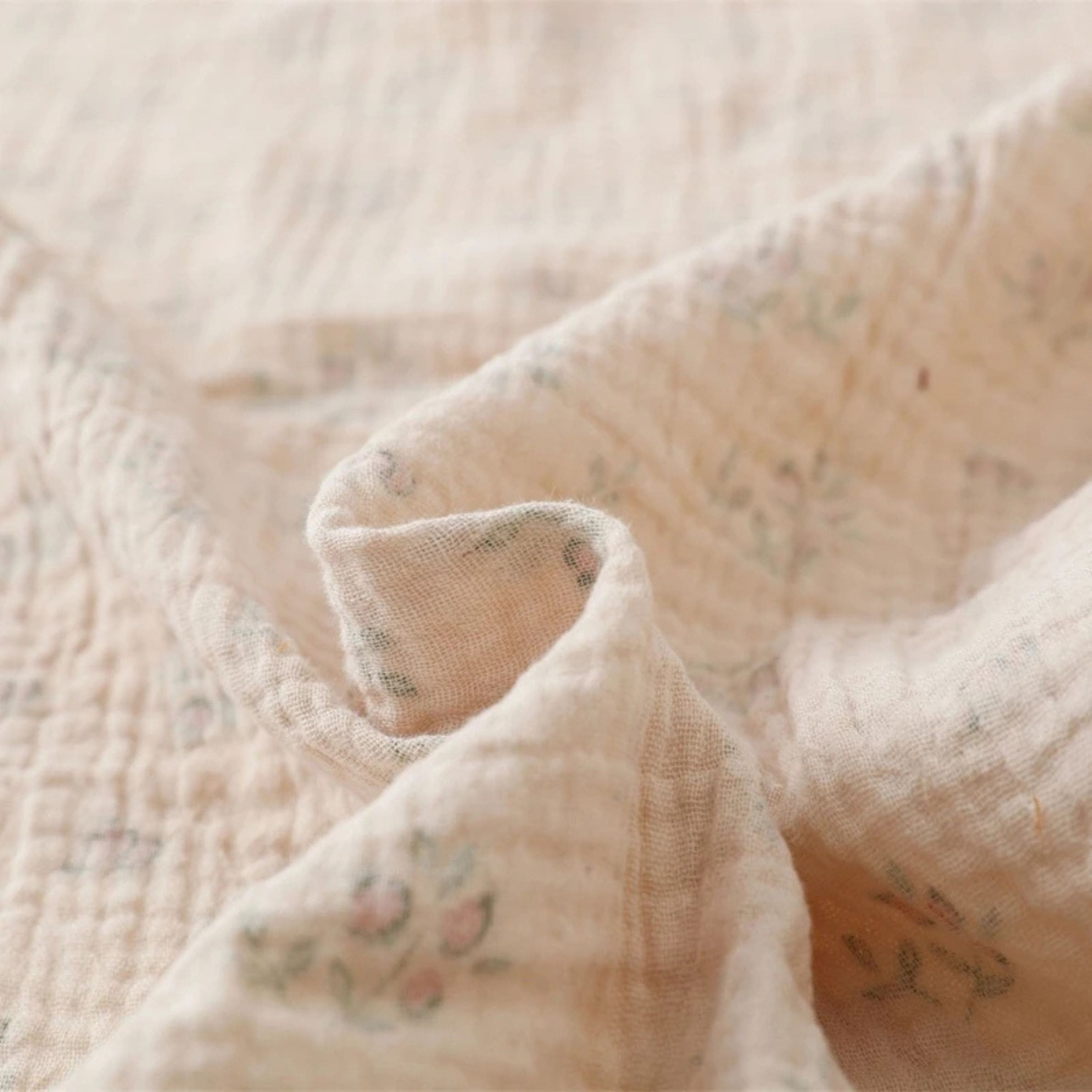 Les détails intérieurs de notre lange pour emmailloter bébé révèlent un tissu doux, léger et respirant, pensé pour respecter la peau délicate de bébé et offrir un confort absolu, signature de l’univers soigné et tendre de Bellemoon.