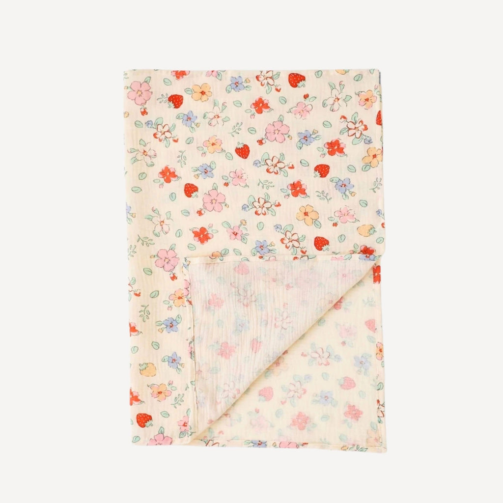 Notre lange pour emmailloter bébé, orné d’un délicat motif fleuri, apporte une touche de poésie aux instants de tendresse, tout en douceur et en élégance dans l’univers Bellemoon.