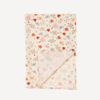 Notre lange pour emmailloter bébé, orné d’un délicat motif fleuri, apporte une touche de poésie aux instants de tendresse, tout en douceur et en élégance dans l’univers Bellemoon.