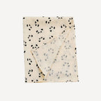 Notre lange pour emmailloter bébé, décoré d’un tendre motif panda, mêle douceur et malice pour accompagner votre tout-petit dans un cocon réconfortant, fidèle à l’univers apaisant de Bellemoon.