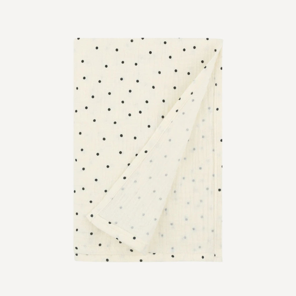Notre lange pour emmailloter bébé, parsemé d’un motif à pois délicat, mêle charme intemporel et douceur naturelle pour envelopper votre tout-petit dans un cocon rassurant, fidèle à l’univers raffiné de Bellemoon.