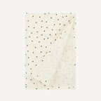 Notre lange pour emmailloter bébé, parsemé d’un motif à pois délicat, mêle charme intemporel et douceur naturelle pour envelopper votre tout-petit dans un cocon rassurant, fidèle à l’univers raffiné de Bellemoon.