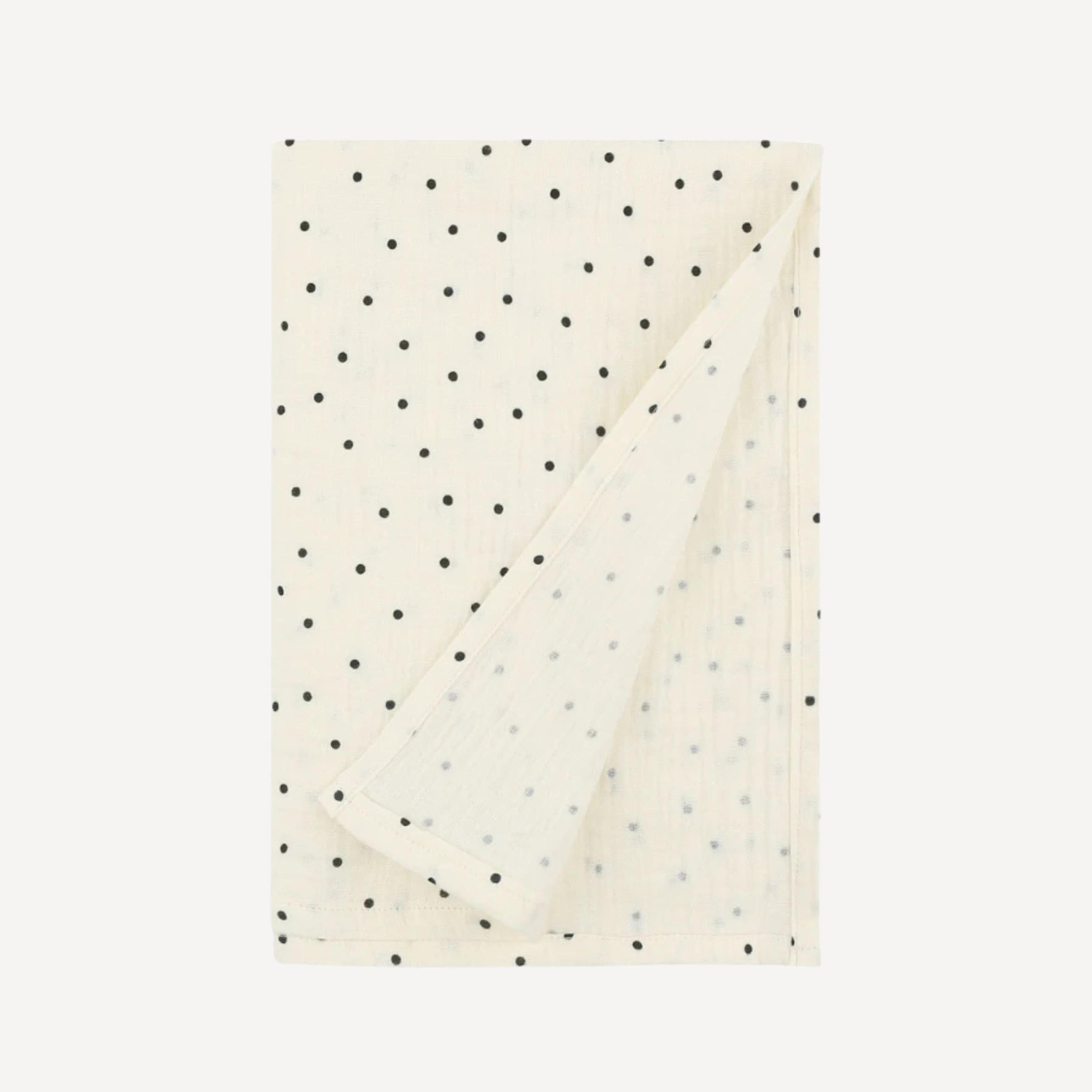 Notre lange pour emmailloter bébé, parsemé d’un motif à pois délicat, mêle charme intemporel et douceur naturelle pour envelopper votre tout-petit dans un cocon rassurant, fidèle à l’univers raffiné de Bellemoon.