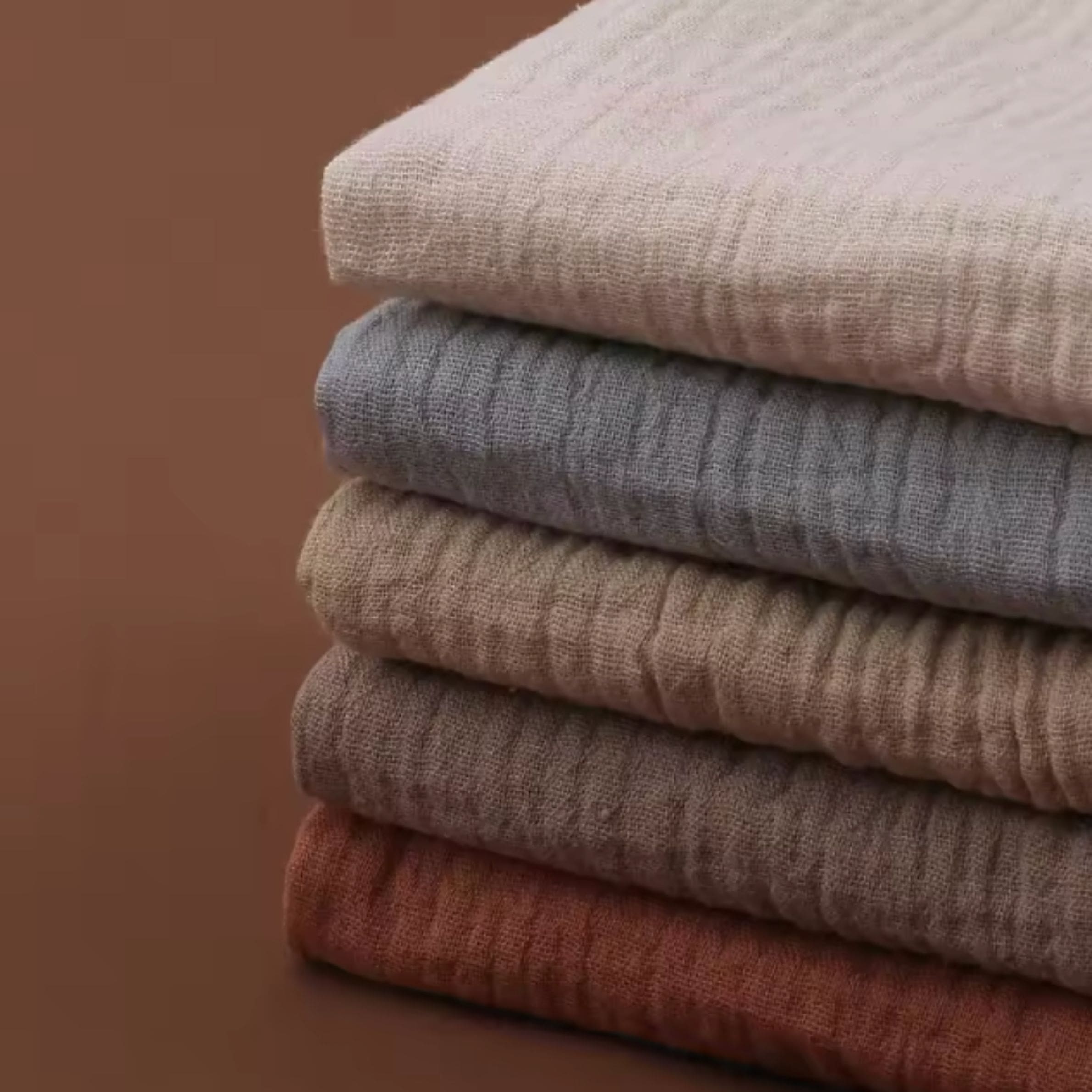Lot de cinq langes doux et légers, pensés pour emmailloter bébé avec tendresse et simplicité, dans le respect du confort et de l’élégance naturelle chère à Bellemoon.