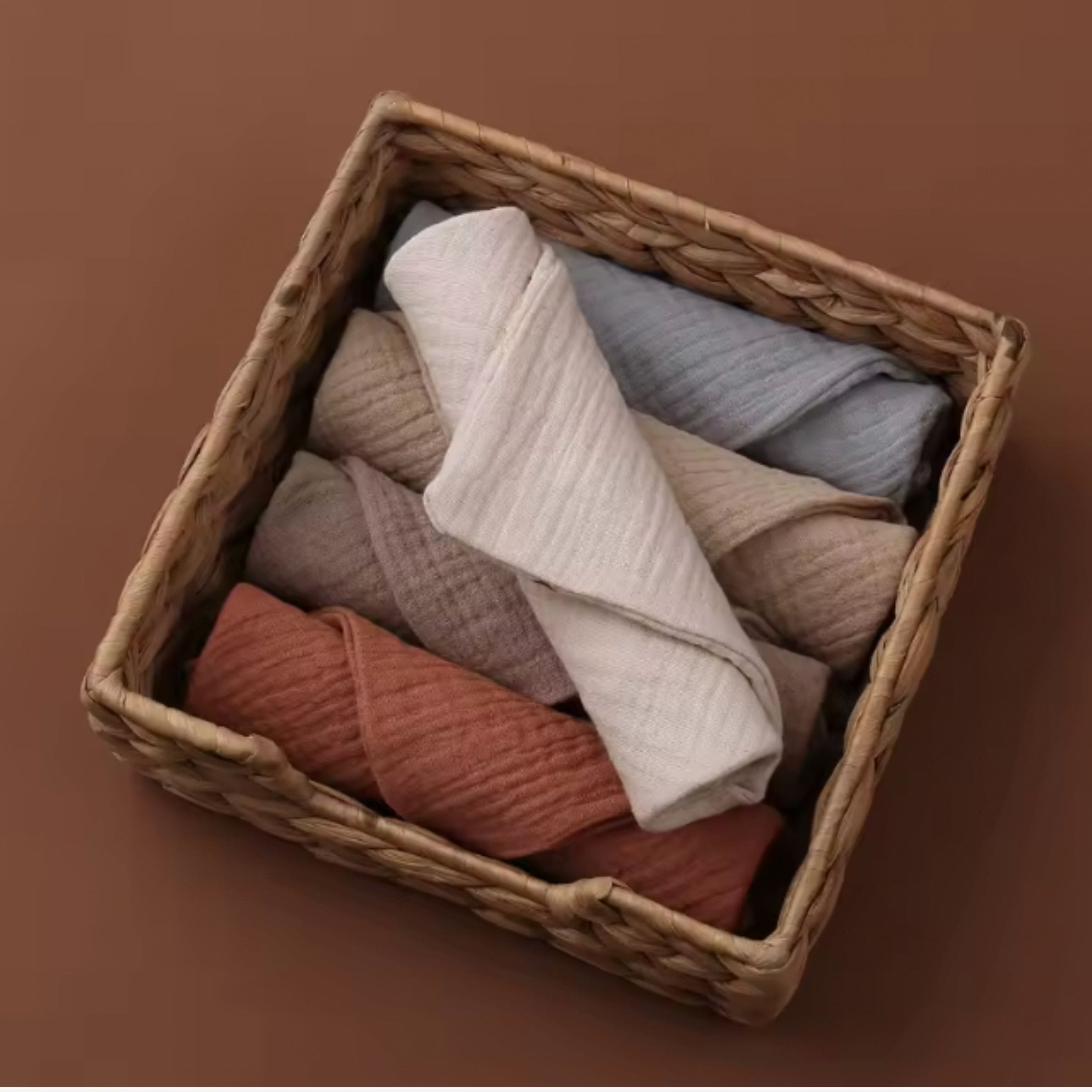 Délicatement disposé dans un panier, ce lot de cinq langes pour emmailloter bébé incarne toute la douceur et l’attention portée aux premiers instants, fidèle à l’univers naturel et raffiné de Bellemoon.