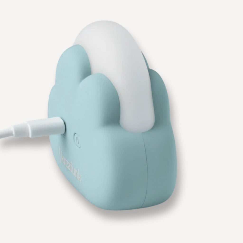 Notre mini veilleuse bébé en forme de nuage diffuse une lumière douce et rassurante, idéale pour créer une ambiance apaisante à tout moment, fidèle à l’univers Bellemoon.